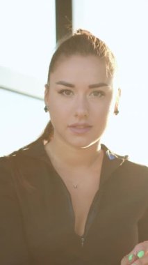 Çekici, modern, seksi, 25 yaşında, koyu siyah saçlı, yüksek atkuyruklu, güneş ışığı altında poz veren, yakın çekim, yavaş çekim...