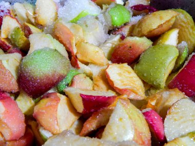 Elmalar şekerle kesilir, reçel yapılır.