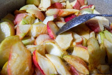 Elmalar şekerle kesilir, reçel yapılır..