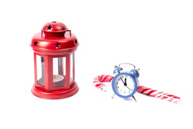 Beyaz arka planda lolipop, şamdan ve saat izolasyonlu tebrik kartı kompozisyonu. Tasarım için bayram afişi. Metin için alanı kopyala