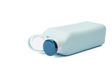 Beyaz arka planda izole edilmiş silikon su şişesi. Katlanabilir çevre dostu şişe. Tasarım fotoğrafçılığı