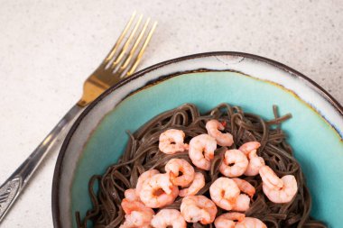 Karidesli karabuğday eriştesi. Sağlıklı gıda konsepti