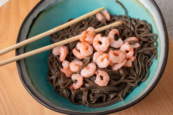 Fideos Trigo Sarraceno Camarones Plato Primer Plano Con Palillos Concepto — Foto de Stock