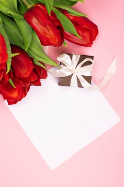 Tebrik kartı güzel laleler ve mesaj için yer. Kopyalama alanı olan düz bir şablon. Tasarım fotoğrafçılığı