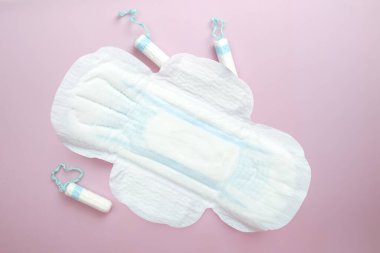 Pembe arka planda hijyenik ped ve tampon var. Güzellik ve hijyen kavramı