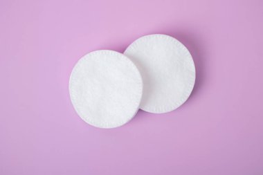 Pamuk yastık pembe arka planda izole edilmiş. Güzellik ve hijyen kavramı