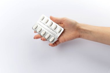 Beyaz arka planda izole edilmiş ellerde bulunan haplar. Sağlık konsepti. Salgın Coronavirüs 2019-nCoV