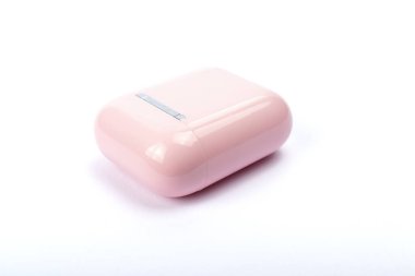 Beyaz arka planda pembe kablosuz kulaklıklar. Teknoloji ve ilerleme kavramı