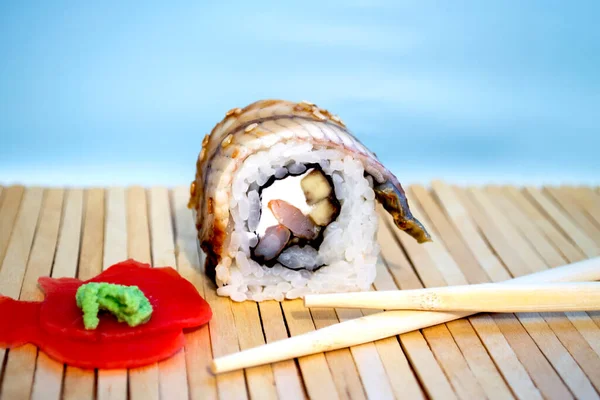 Sushi Rullar Traditionell Japansk Mat Med Ingefära Wasabi Och Sushi — Stockfoto