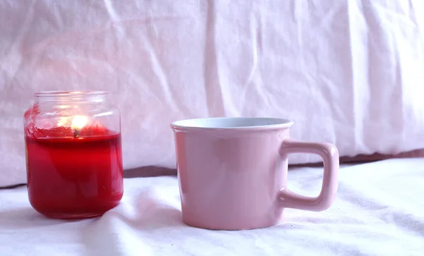 Accogliente mattina d'inverno, colazione a letto. Sfondo romantico con una tazza di caffè con una candela.Foto morbida. Stile biglietto di auguri. — Foto Stock