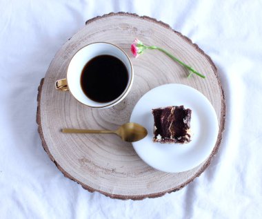 Yatakta sakin bir hayat sahnesinde güzel bir kış kahvaltısı. Lezzetli kek ve bir fincan sıcak kahve. Noel konsepti.