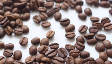 Kahve çekirdekleri beyaz arka planda izole edilmiştir. Kahve çekirdeği kahve bitkisinin tohumu ve kahve kaynağıdır..