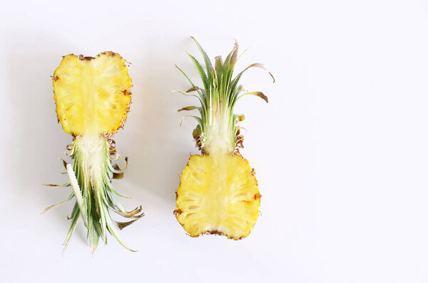 Две половинки ананасовых фруктов выделены на белом фоне. Сырые спелые плоды. Концепция продуктов питания и фруктов.