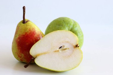 Armut hasadı. Meyve arkaplanı. Beyaz masada taze organik armutlar. Armut güz hasadı. Beyaz bir arka planın sulu, armut aromalı armutları. Yiyecek konsepti.