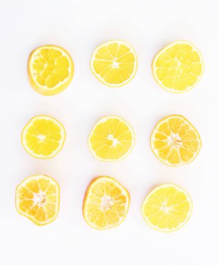 Beyaz masa arkasında dilimlenmiş portakal meyveleri. Yemek konsepti. Yaz web afişi. Üst.