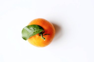 Mandalina, mandalina, beyaz arka planda yaprakları olan mandalina. Üst Manzara Doğal Yemek. Meyve suyu ve jöleler için..