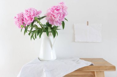 Eski ahşap masa arkaplanındaki beyaz vazoda şakayık çiçekleri. Mesajı iletmek için kopyalama alanı ile birlikte. Bahar çiçekleri. Bahar arka planı. Sevgililer Günü ve Anneler Günü geçmişi.