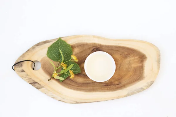 La flor de tilo y el té de hierbas en un tablero de madera.Medicina alternativa. Farmacia natural, concepto de autocuidado. Fondo blanco. — Foto de Stock