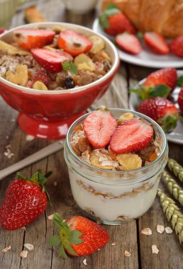 Granola ve çilek ile doğal yoğurt