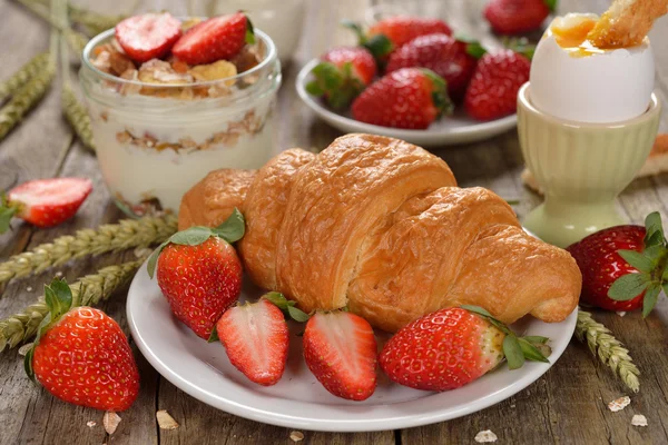 Croissant fresco con fresas —  Fotos de Stock