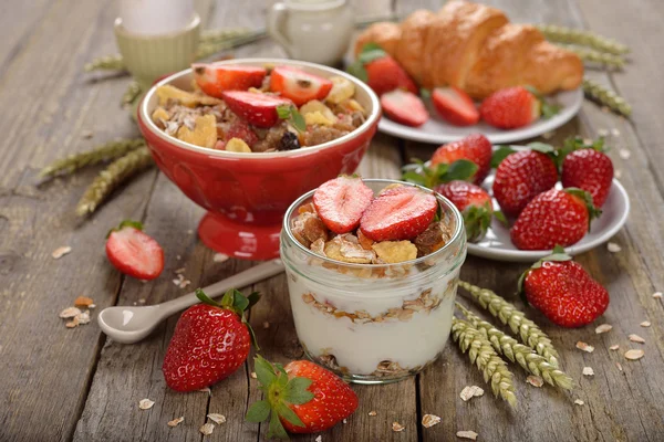 Naturjoghurt mit Müsli und Erdbeeren — Stockfoto