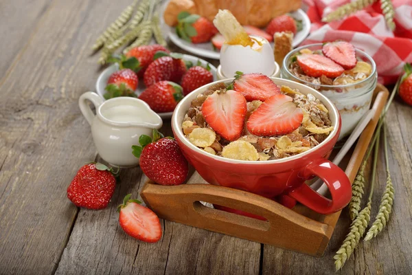 Müsli mit Erdbeeren — Stockfoto