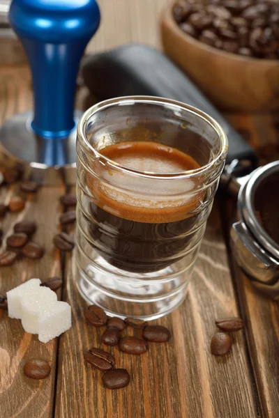 Espresso-Kaffee in einer Glasschale — Stockfoto