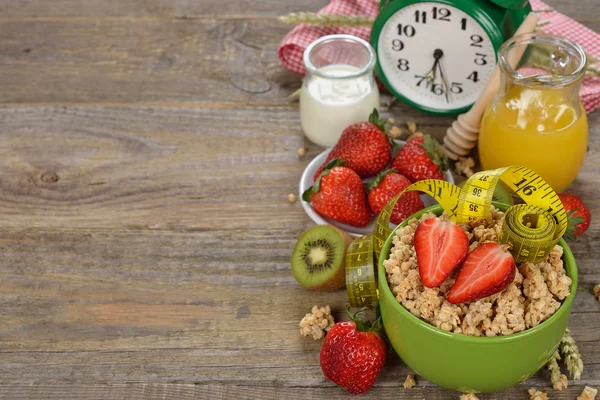 Müsli mit Erdbeeren — Stockfoto