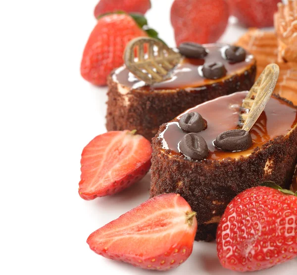 Chokladkaka med jordgubbar — Stockfoto