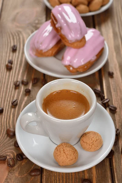 Espreso fresco en una taza blanca — Foto de Stock