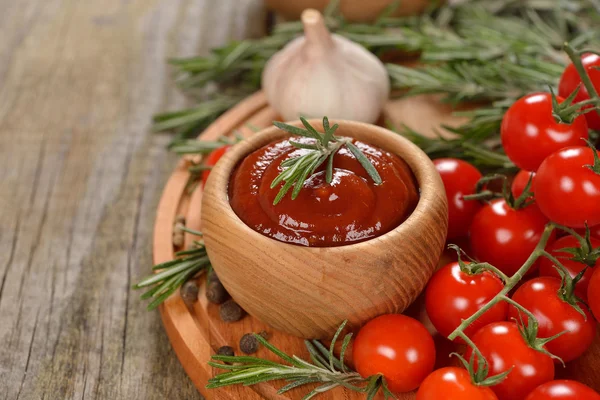 Tomatensauce mit Gewürzen — Stockfoto