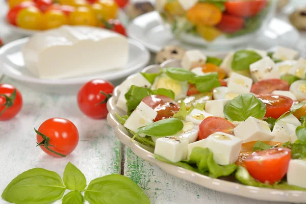 Vegetarisk Sallad med körsbärstomater, ägg och ost — Stockfoto