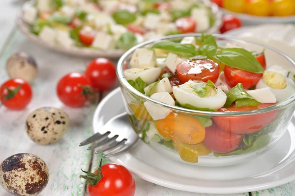 Salát s cherry rajčátky, vejci a sýrem — Stock fotografie