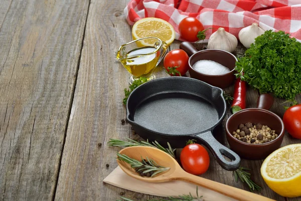 Stekpanna, kryddor och smakgivande ingredienser — Stockfoto