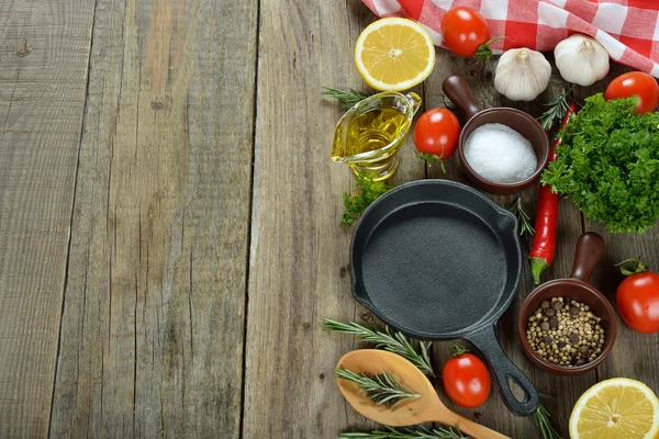 Frying pan, spices and seasonings — Stock Photo, Image