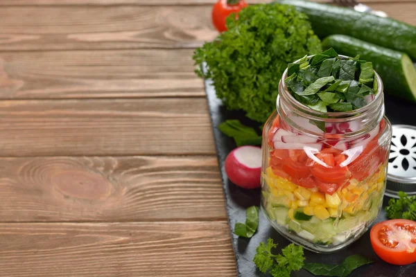 在梅森罐子里的新鲜蔬菜沙拉 — 图库照片
