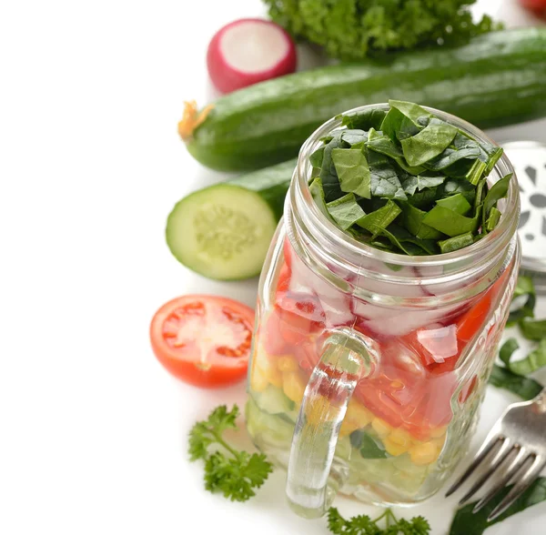 Свежий овощной салат в банке Мейсона — стоковое фото