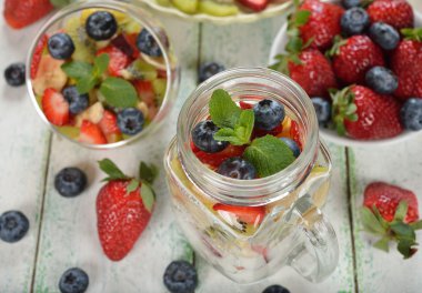 Duvarcı kavanozunda meyve salatası.