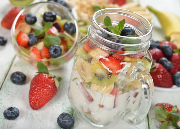 Duvarcı kavanozunda meyve salatası.