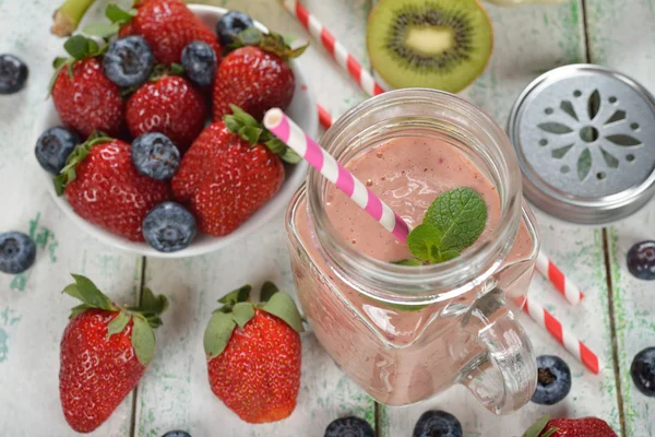 Fruit smoothies in Mason jar — Stock Photo, Image