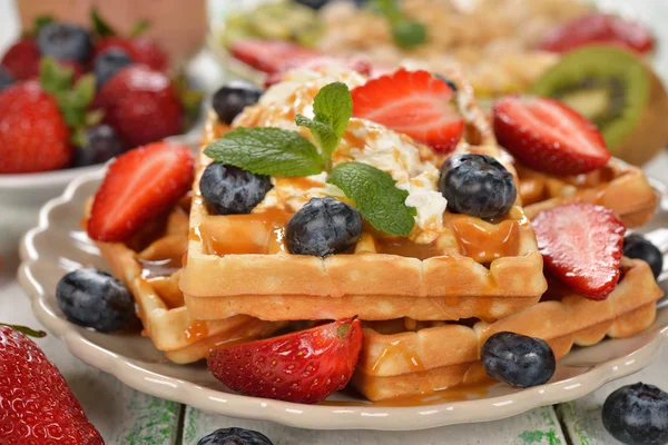 Gofres con fresas y crema batida — Foto de Stock