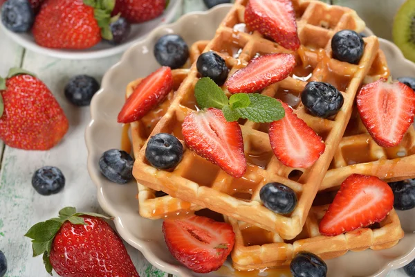 Waffles with berries and caramel sauce — Stock Photo, Image