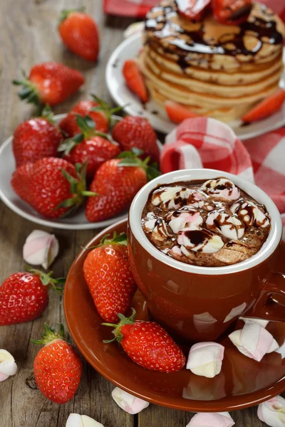 Hot chocolate with marshmallows and strawberries — Stock Photo, Image