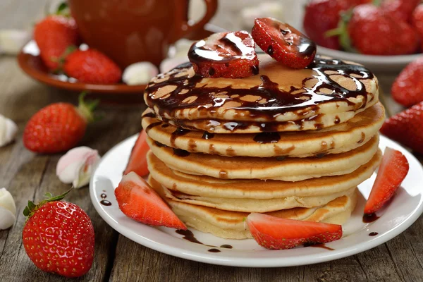 Pannenkoeken met aardbeien — Stockfoto