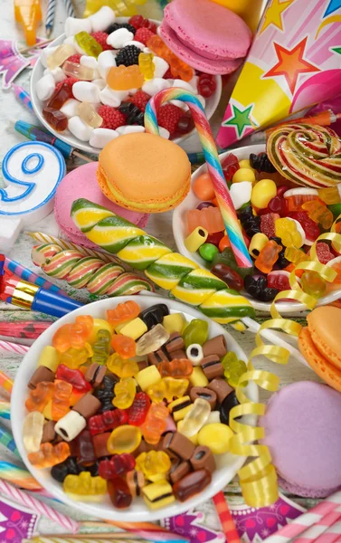 Dulces y artículos coloridos para cumpleaños de niños —  Fotos de Stock
