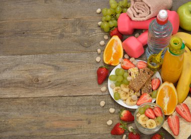 Ahşap arka plan üzerinde çeşitli meyve