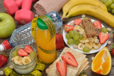 Ahşap arka plan üzerinde çeşitli meyve