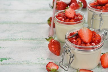 Çilekli panna cotta