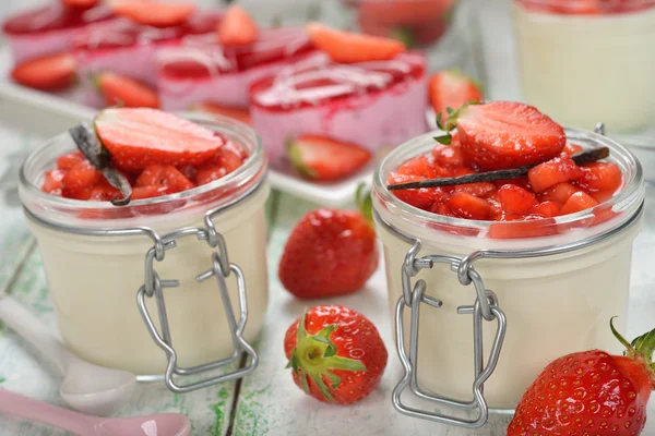 Panna cotta met aardbeien — Stockfoto