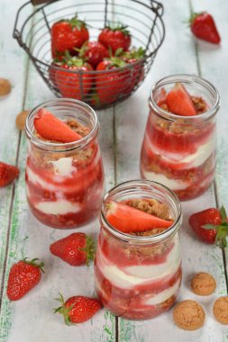 tatlı çilek ve krema ile